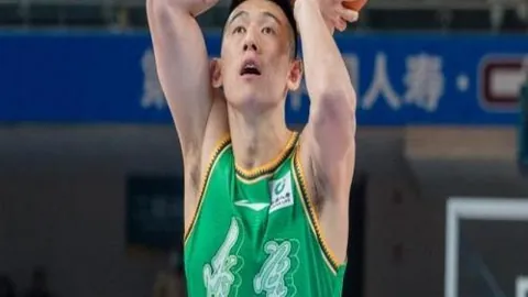 胡明轩闪电反击，篮下抛射一幕精彩纷呈