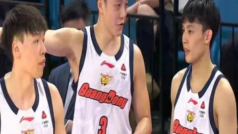 曼联客场对阵阿斯顿维拉：豪华阵容亮相！谢什科、乌加特、多古领队首发，林德洛夫回归挑战前东家！